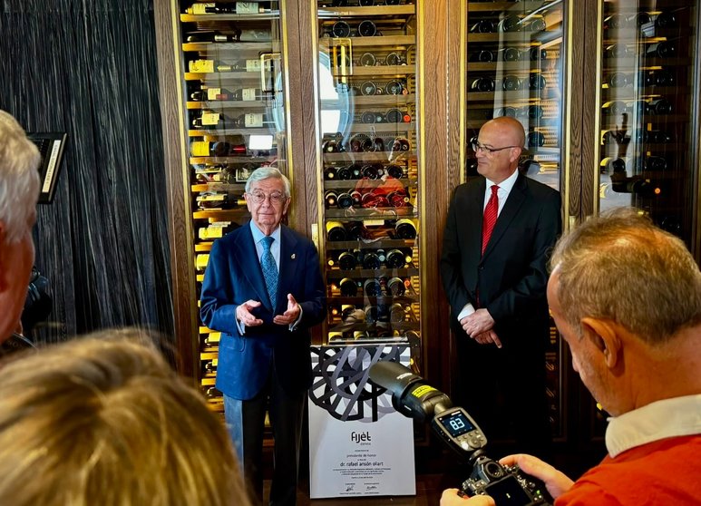 Rafael Ansón, presidente de honor de FIJET España, junto al su mandatario actual Miguel Angel González Suárez